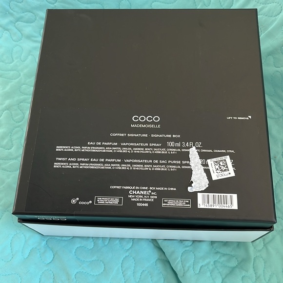 Coco Chanel gift box with wrap and ribbon - Picture 7 of 8